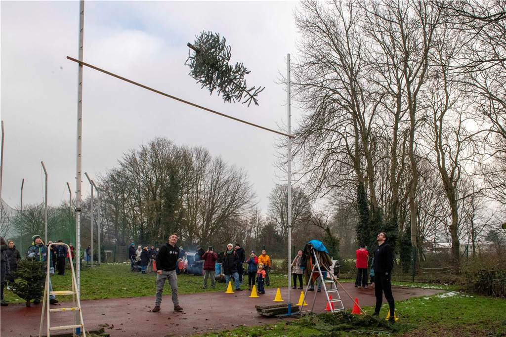 Zum ersten Mal fand in Sythen ein Wettbewerb im Weihnachtsbaum-Werfen statt. Das ist wahrlich nicht nur ein "Sport" für Männer - und für Teilnehmer und Zuschauer ein großer Spaß.