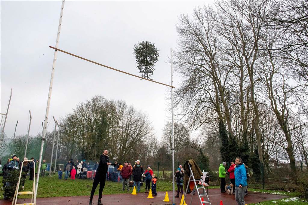 Zum ersten Mal fand in Sythen ein Wettbewerb im Weihnachtsbaum-Werfen statt. Das ist wahrlich nicht nur ein "Sport" für Männer - und für Teilnehmer und Zuschauer ein großer Spaß.
