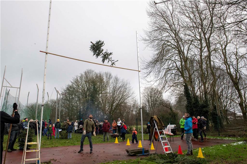 Zum ersten Mal fand in Sythen ein Wettbewerb im Weihnachtsbaum-Werfen statt. Das ist wahrlich nicht nur ein "Sport" für Männer - und für Teilnehmer und Zuschauer ein großer Spaß.