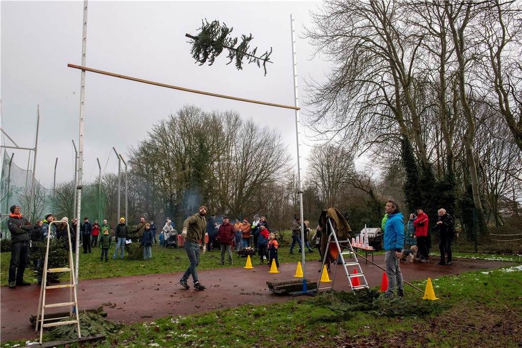 Zum ersten Mal fand in Sythen ein Wettbewerb im Weihnachtsbaum-Werfen statt. Das ist wahrlich nicht nur ein "Sport" für Männer - und für Teilnehmer und Zuschauer ein großer Spaß.