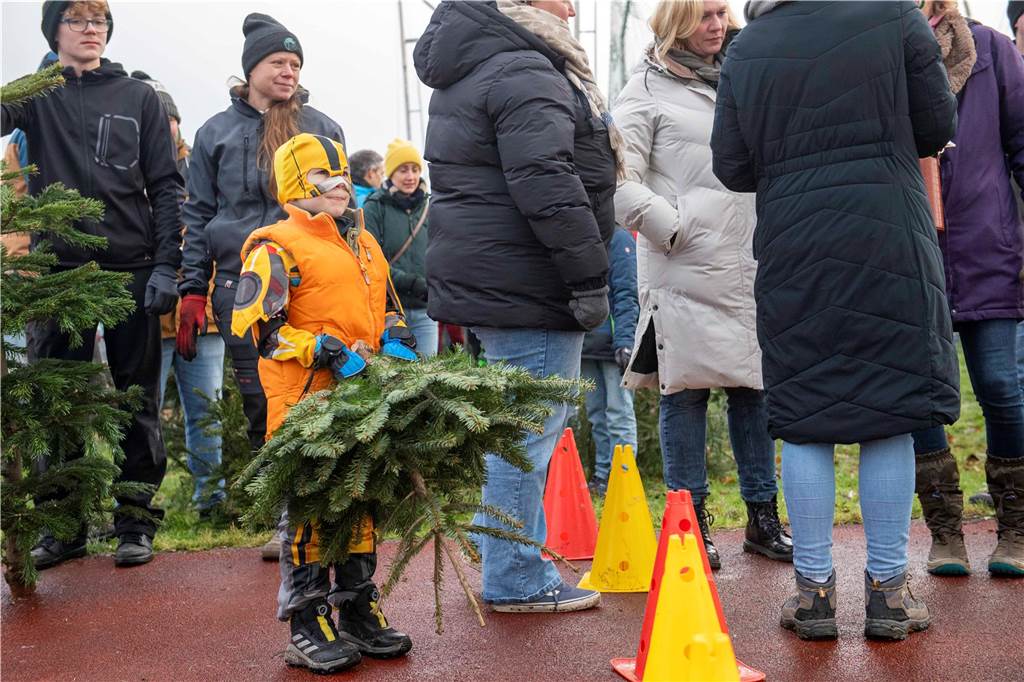 Zum ersten Mal fand in Sythen ein Wettbewerb im Weihnachtsbaum-Werfen statt. Das ist wahrlich nicht nur ein "Sport" für Männer - und für Teilnehmer und Zuschauer ein großer Spaß.