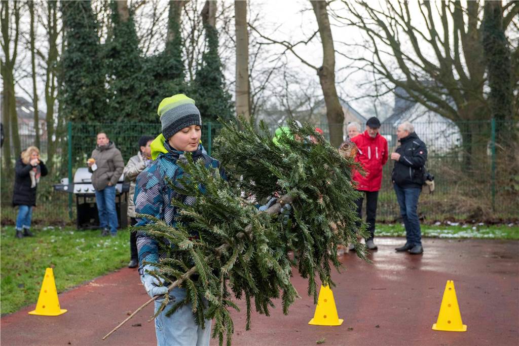 Zum ersten Mal fand in Sythen ein Wettbewerb im Weihnachtsbaum-Werfen statt. Das ist wahrlich nicht nur ein "Sport" für Männer - und für Teilnehmer und Zuschauer ein großer Spaß.