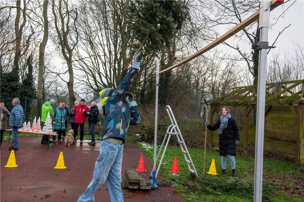 Zum ersten Mal fand in Sythen ein Wettbewerb im Weihnachtsbaum-Werfen statt. Das ist wahrlich nicht nur ein "Sport" für Männer - und für Teilnehmer und Zuschauer ein großer Spaß.