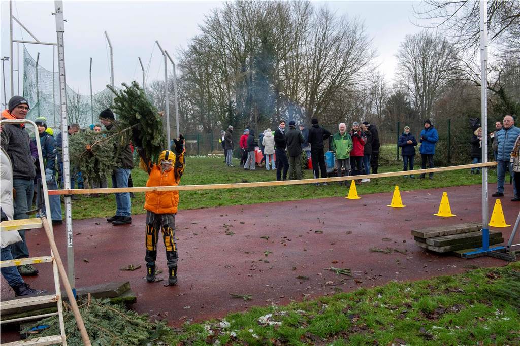 Zum ersten Mal fand in Sythen ein Wettbewerb im Weihnachtsbaum-Werfen statt. Das ist wahrlich nicht nur ein "Sport" für Männer - und für Teilnehmer und Zuschauer ein großer Spaß.