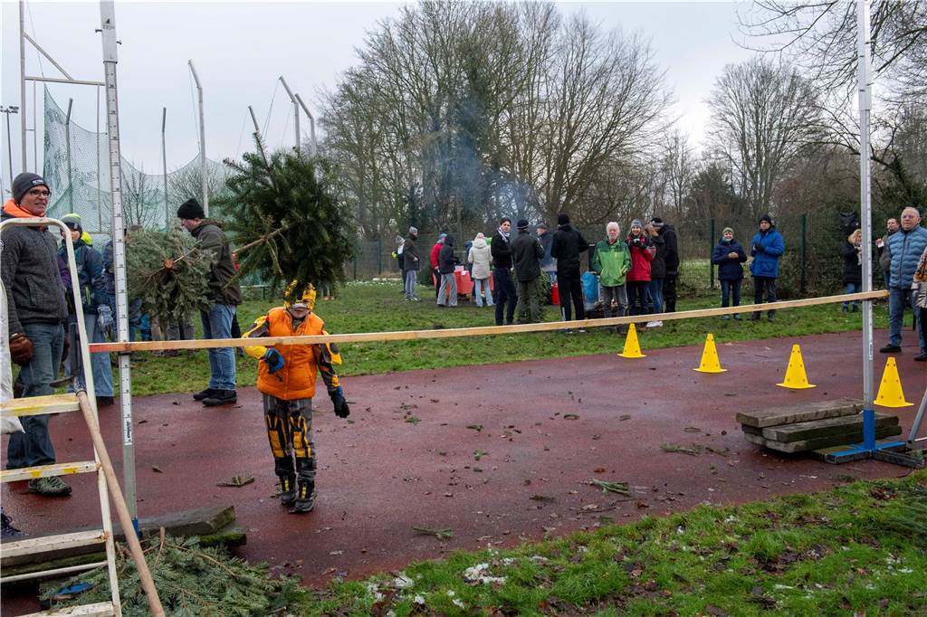 Zum ersten Mal fand in Sythen ein Wettbewerb im Weihnachtsbaum-Werfen statt. Das ist wahrlich nicht nur ein "Sport" für Männer - und für Teilnehmer und Zuschauer ein großer Spaß.
