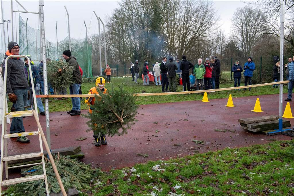 Zum ersten Mal fand in Sythen ein Wettbewerb im Weihnachtsbaum-Werfen statt. Das ist wahrlich nicht nur ein "Sport" für Männer - und für Teilnehmer und Zuschauer ein großer Spaß.
