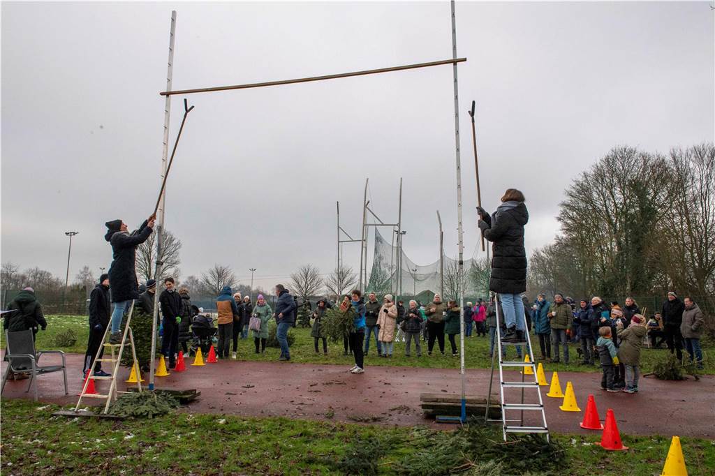 Zum ersten Mal fand in Sythen ein Wettbewerb im Weihnachtsbaum-Werfen statt. Das ist wahrlich nicht nur ein "Sport" für Männer - und für Teilnehmer und Zuschauer ein großer Spaß.