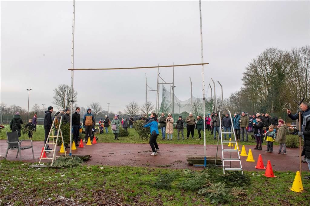 Zum ersten Mal fand in Sythen ein Wettbewerb im Weihnachtsbaum-Werfen statt. Das ist wahrlich nicht nur ein "Sport" für Männer - und für Teilnehmer und Zuschauer ein großer Spaß.