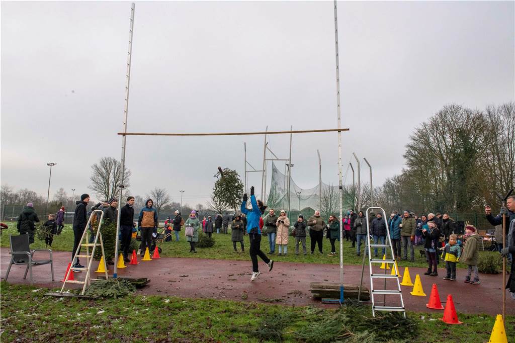 Zum ersten Mal fand in Sythen ein Wettbewerb im Weihnachtsbaum-Werfen statt. Das ist wahrlich nicht nur ein "Sport" für Männer - und für Teilnehmer und Zuschauer ein großer Spaß.
