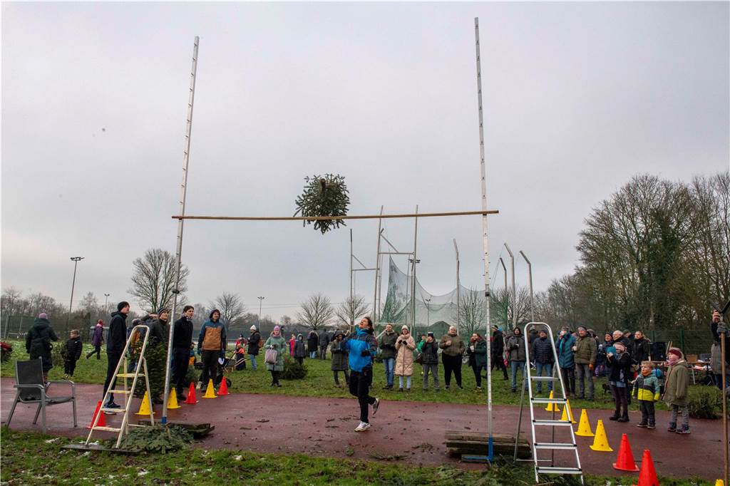 Zum ersten Mal fand in Sythen ein Wettbewerb im Weihnachtsbaum-Werfen statt. Das ist wahrlich nicht nur ein "Sport" für Männer - und für Teilnehmer und Zuschauer ein großer Spaß.
