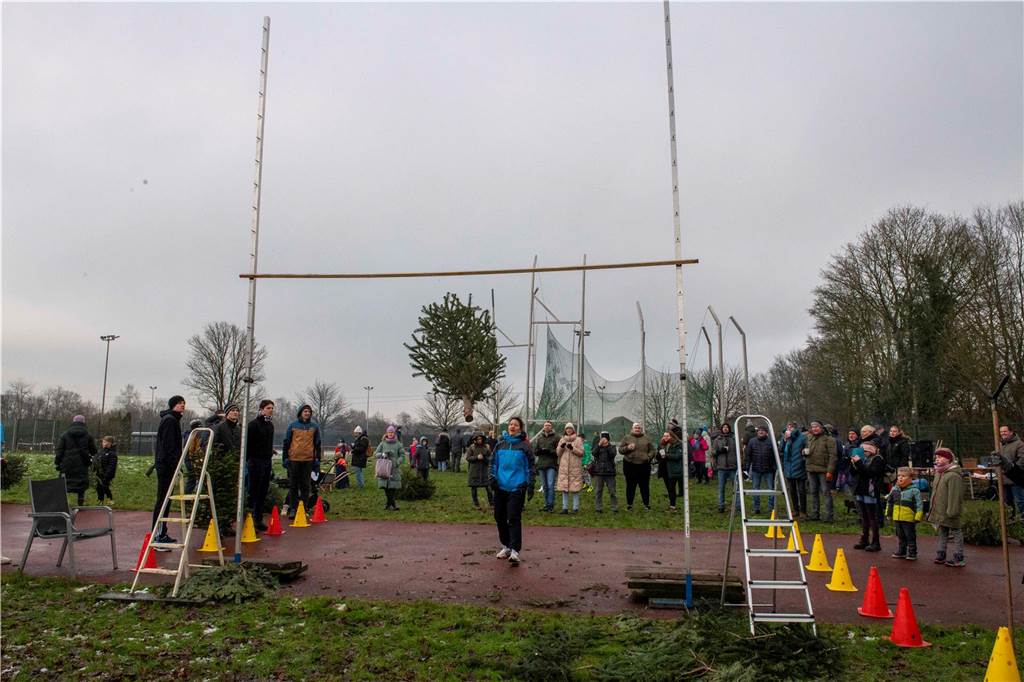 Zum ersten Mal fand in Sythen ein Wettbewerb im Weihnachtsbaum-Werfen statt. Das ist wahrlich nicht nur ein "Sport" für Männer - und für Teilnehmer und Zuschauer ein großer Spaß.