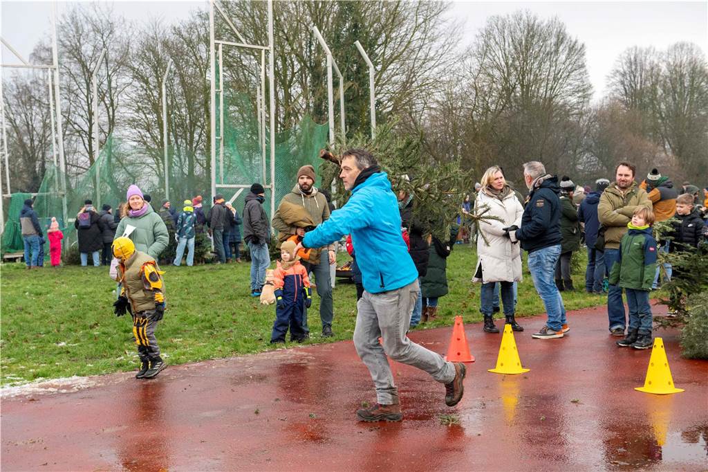Zum ersten Mal fand in Sythen ein Wettbewerb im Weihnachtsbaum-Werfen statt. Das ist wahrlich nicht nur ein "Sport" für Männer - und für Teilnehmer und Zuschauer ein großer Spaß.