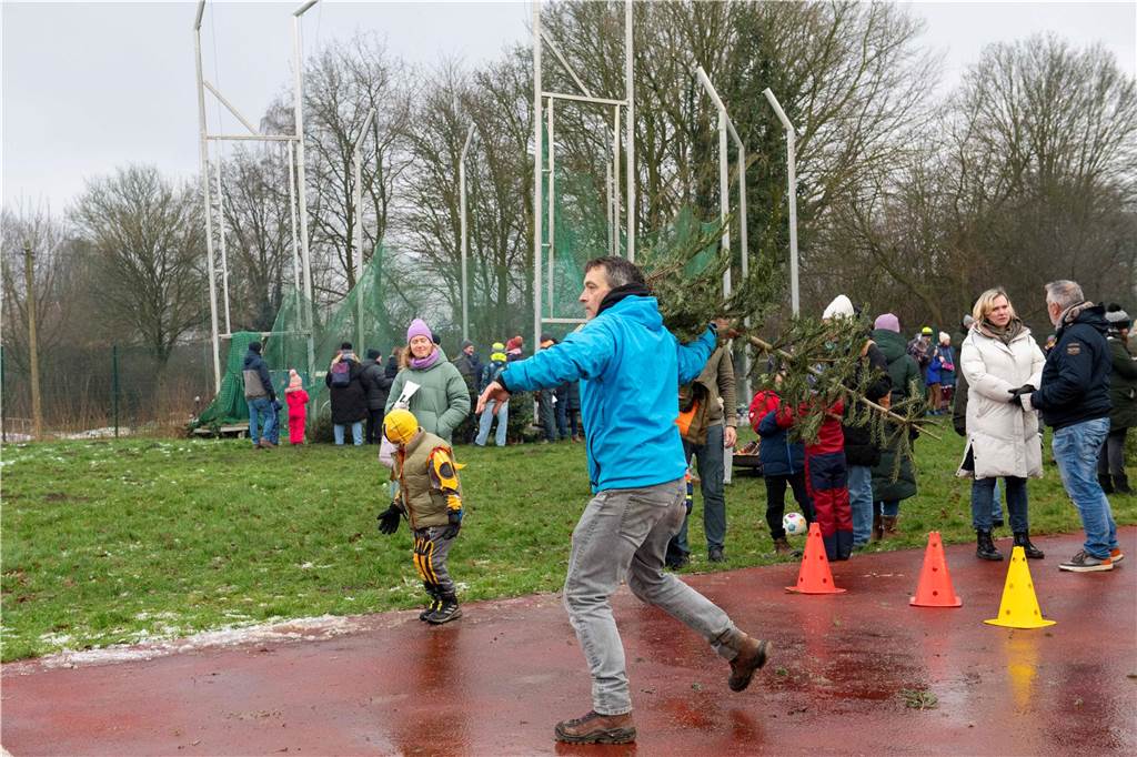 Zum ersten Mal fand in Sythen ein Wettbewerb im Weihnachtsbaum-Werfen statt. Das ist wahrlich nicht nur ein "Sport" für Männer - und für Teilnehmer und Zuschauer ein großer Spaß.