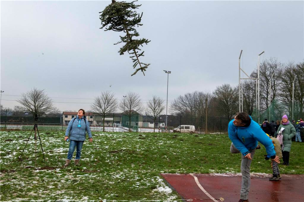 Zum ersten Mal fand in Sythen ein Wettbewerb im Weihnachtsbaum-Werfen statt. Das ist wahrlich nicht nur ein "Sport" für Männer - und für Teilnehmer und Zuschauer ein großer Spaß.