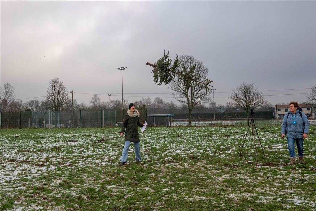 Zum ersten Mal fand in Sythen ein Wettbewerb im Weihnachtsbaum-Werfen statt. Das ist wahrlich nicht nur ein "Sport" für Männer - und für Teilnehmer und Zuschauer ein großer Spaß.
