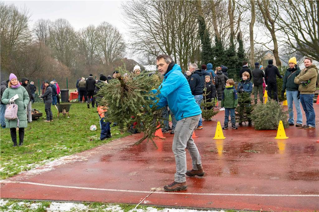 Zum ersten Mal fand in Sythen ein Wettbewerb im Weihnachtsbaum-Werfen statt. Das ist wahrlich nicht nur ein "Sport" für Männer - und für Teilnehmer und Zuschauer ein großer Spaß.