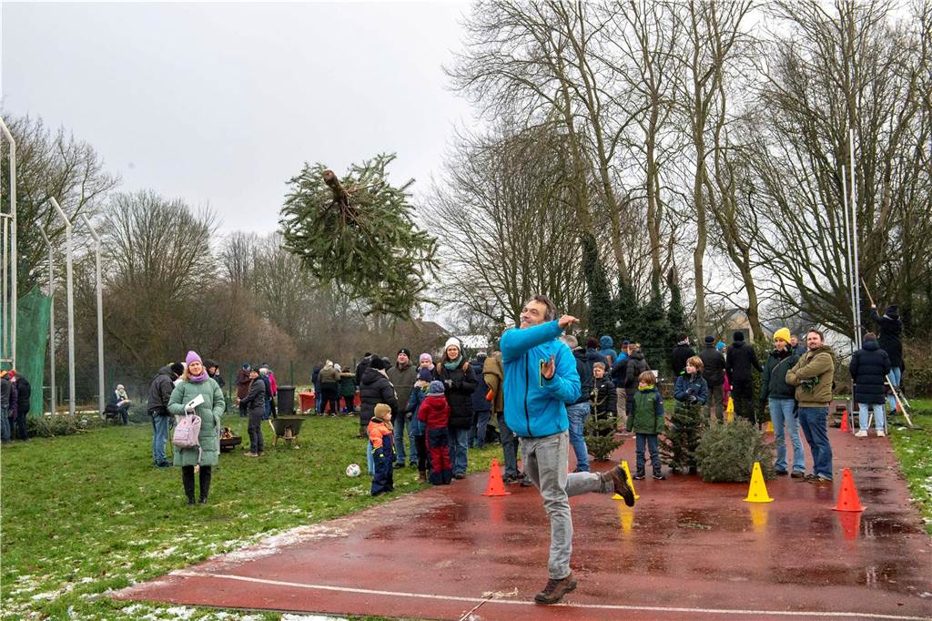 Zum ersten Mal fand in Sythen ein Wettbewerb im Weihnachtsbaum-Werfen statt. Das ist wahrlich nicht nur ein "Sport" für Männer - und für Teilnehmer und Zuschauer ein großer Spaß.