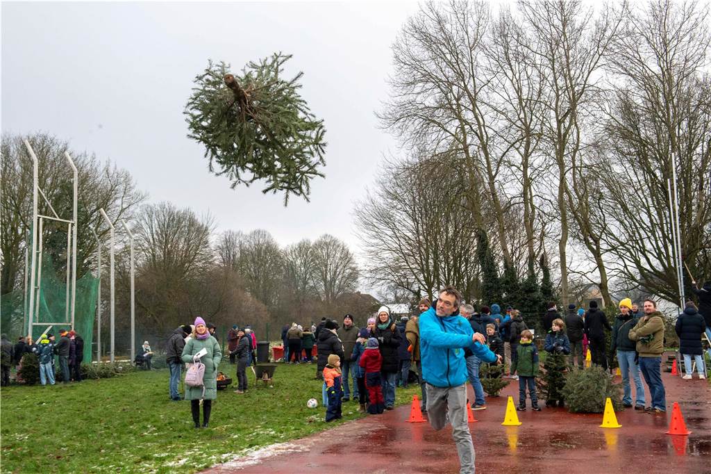 Zum ersten Mal fand in Sythen ein Wettbewerb im Weihnachtsbaum-Werfen statt. Das ist wahrlich nicht nur ein "Sport" für Männer - und für Teilnehmer und Zuschauer ein großer Spaß.
