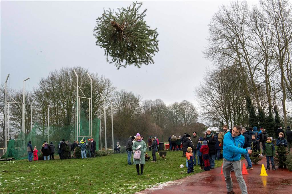 Zum ersten Mal fand in Sythen ein Wettbewerb im Weihnachtsbaum-Werfen statt. Das ist wahrlich nicht nur ein "Sport" für Männer - und für Teilnehmer und Zuschauer ein großer Spaß.