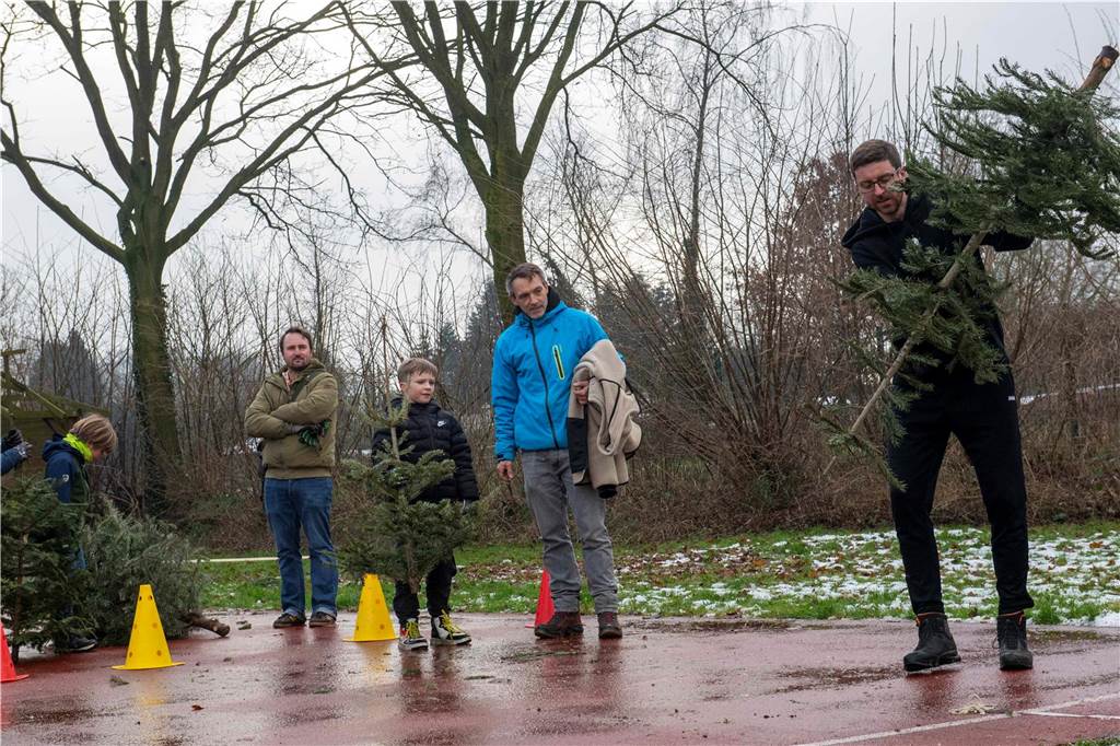 Zum ersten Mal fand in Sythen ein Wettbewerb im Weihnachtsbaum-Werfen statt. Das ist wahrlich nicht nur ein "Sport" für Männer - und für Teilnehmer und Zuschauer ein großer Spaß.