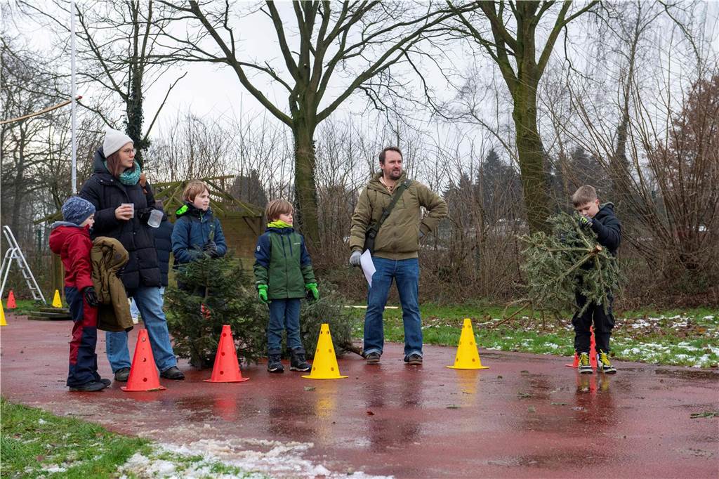 Zum ersten Mal fand in Sythen ein Wettbewerb im Weihnachtsbaum-Werfen statt. Das ist wahrlich nicht nur ein "Sport" für Männer - und für Teilnehmer und Zuschauer ein großer Spaß.