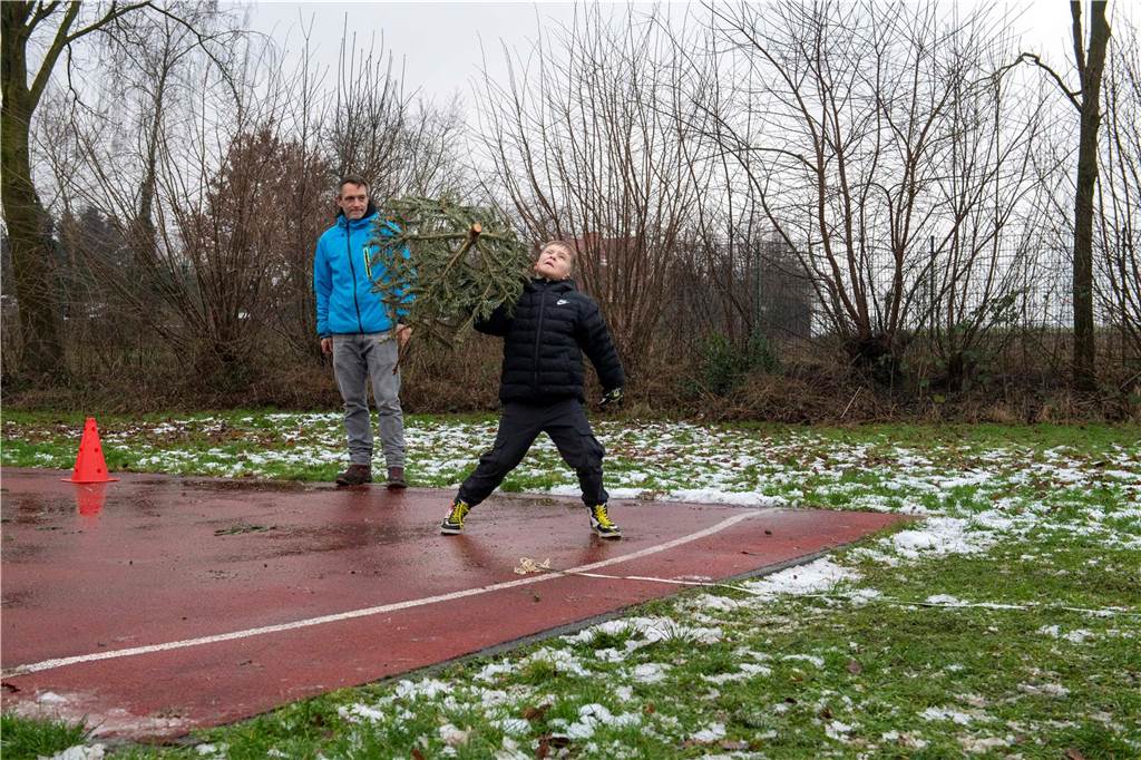 Zum ersten Mal fand in Sythen ein Wettbewerb im Weihnachtsbaum-Werfen statt. Das ist wahrlich nicht nur ein "Sport" für Männer - und für Teilnehmer und Zuschauer ein großer Spaß.