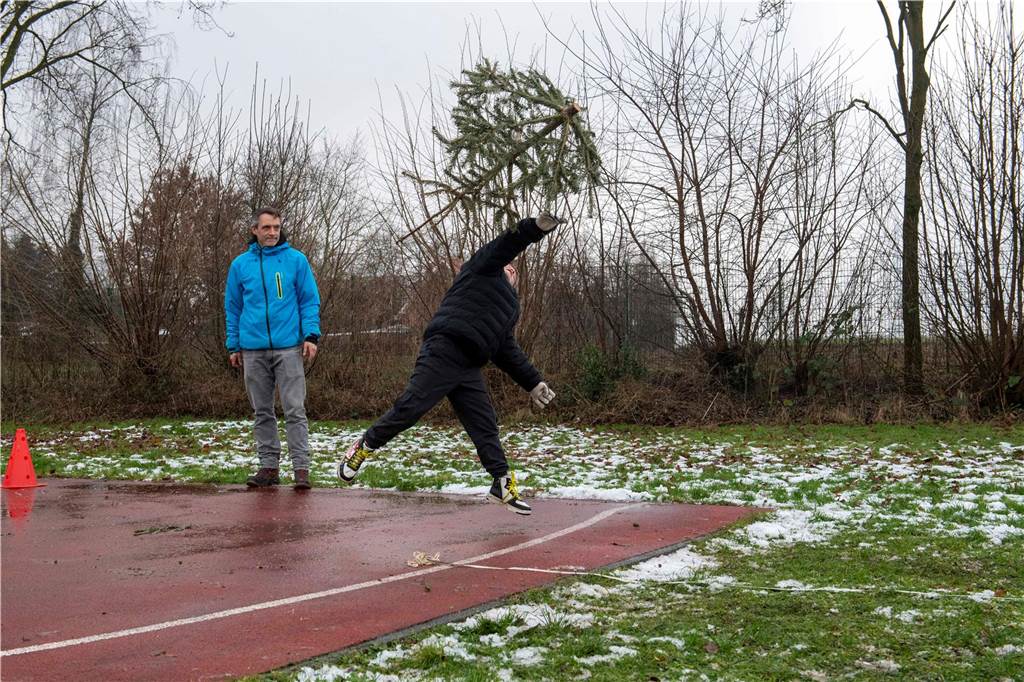 Zum ersten Mal fand in Sythen ein Wettbewerb im Weihnachtsbaum-Werfen statt. Das ist wahrlich nicht nur ein "Sport" für Männer - und für Teilnehmer und Zuschauer ein großer Spaß.