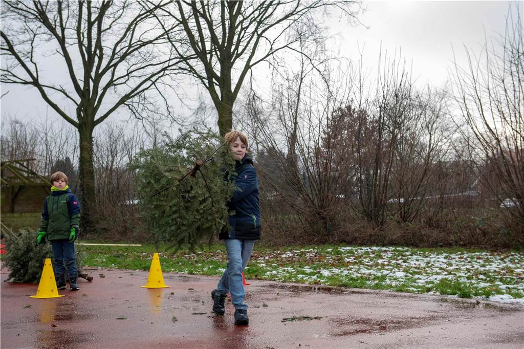 Zum ersten Mal fand in Sythen ein Wettbewerb im Weihnachtsbaum-Werfen statt. Das ist wahrlich nicht nur ein "Sport" für Männer - und für Teilnehmer und Zuschauer ein großer Spaß.