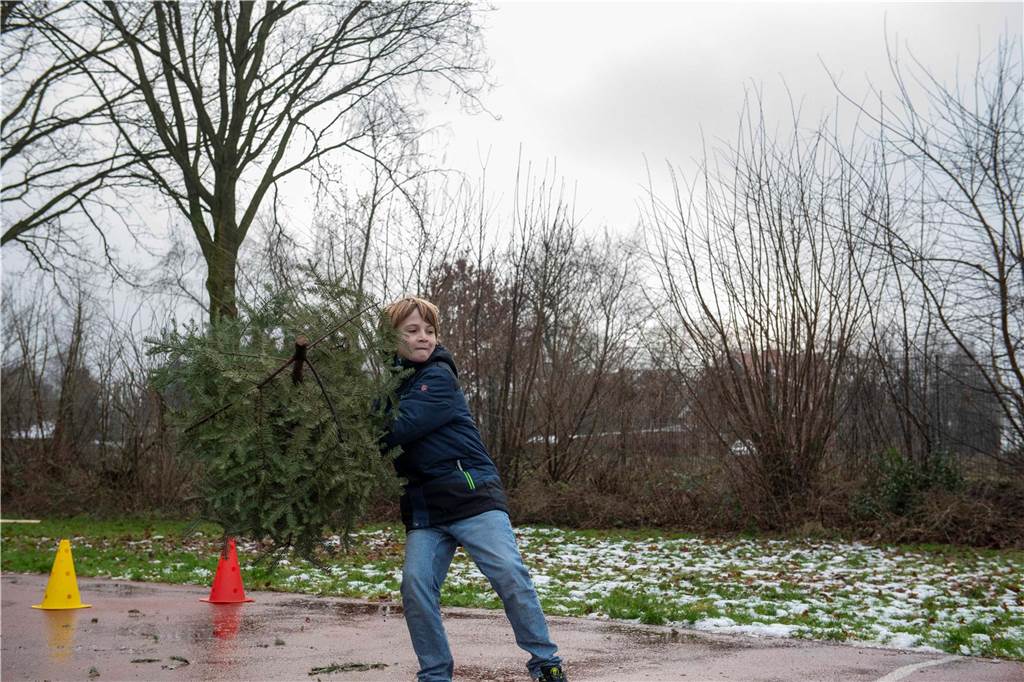 Zum ersten Mal fand in Sythen ein Wettbewerb im Weihnachtsbaum-Werfen statt. Das ist wahrlich nicht nur ein "Sport" für Männer - und für Teilnehmer und Zuschauer ein großer Spaß.