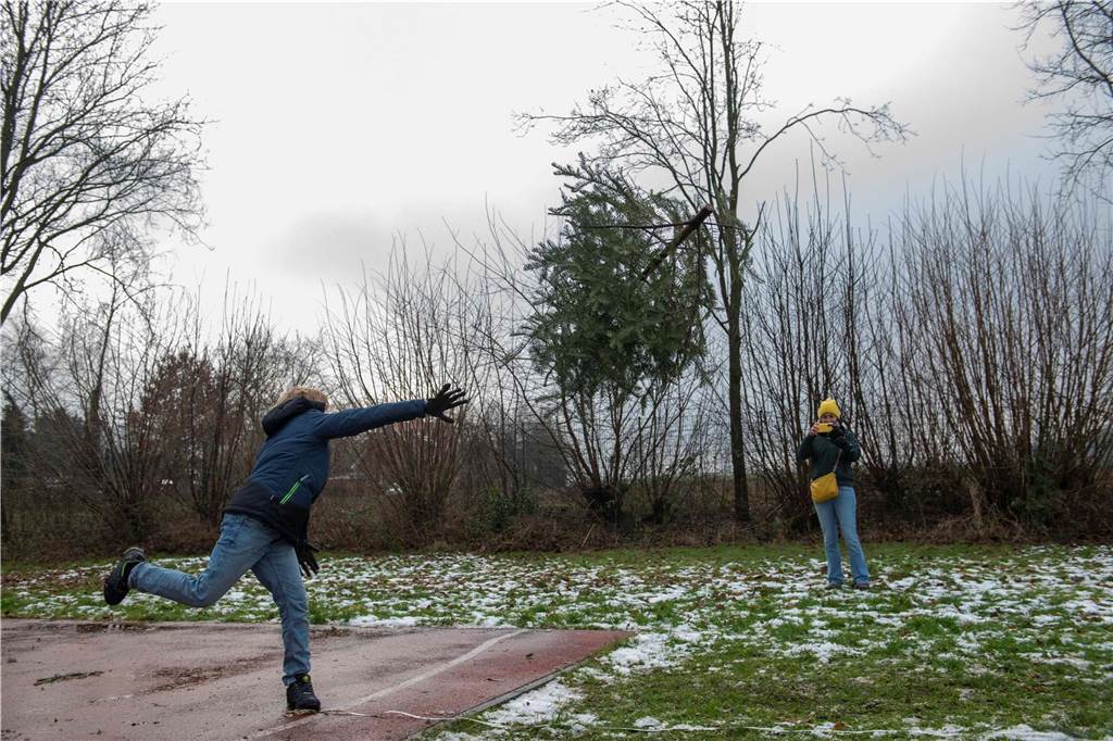 Zum ersten Mal fand in Sythen ein Wettbewerb im Weihnachtsbaum-Werfen statt. Das ist wahrlich nicht nur ein "Sport" für Männer - und für Teilnehmer und Zuschauer ein großer Spaß.
