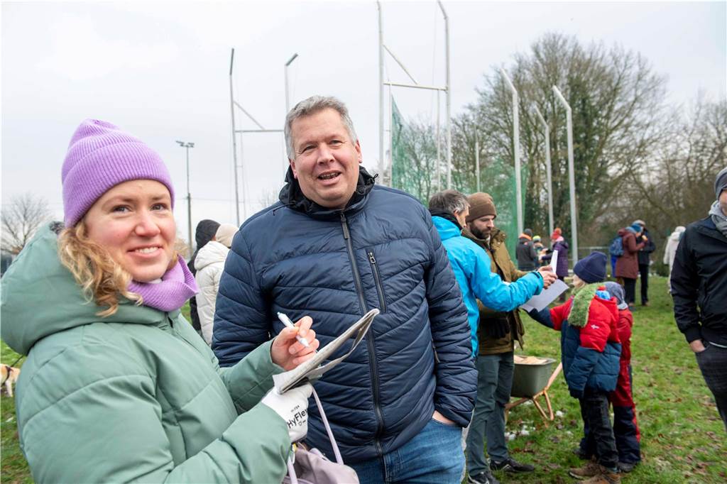 Zum ersten Mal fand in Sythen ein Wettbewerb im Weihnachtsbaum-Werfen statt. Das ist wahrlich nicht nur ein "Sport" für Männer - und für Teilnehmer und Zuschauer ein großer Spaß.
