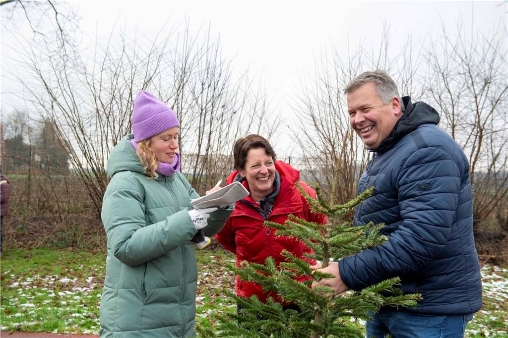 Zum ersten Mal fand in Sythen ein Wettbewerb im Weihnachtsbaum-Werfen statt. Das ist wahrlich nicht nur ein "Sport" für Männer - und für Teilnehmer und Zuschauer ein großer Spaß.