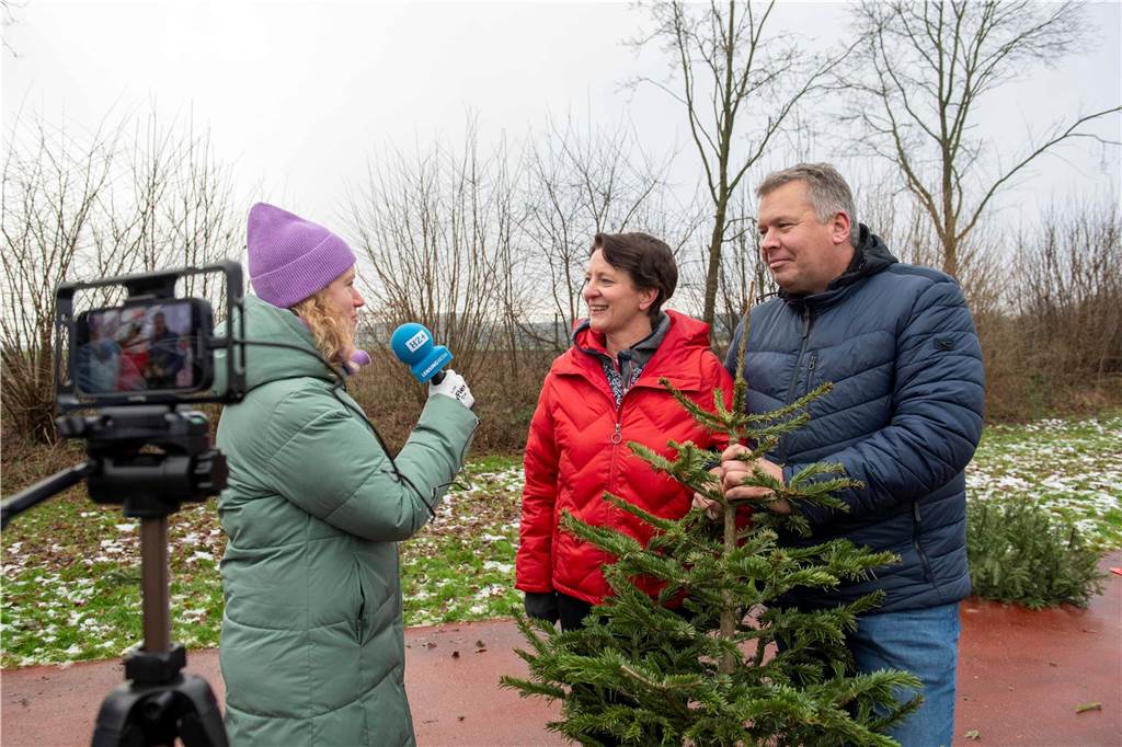 Zum ersten Mal fand in Sythen ein Wettbewerb im Weihnachtsbaum-Werfen statt. Das ist wahrlich nicht nur ein "Sport" für Männer - und für Teilnehmer und Zuschauer ein großer Spaß.