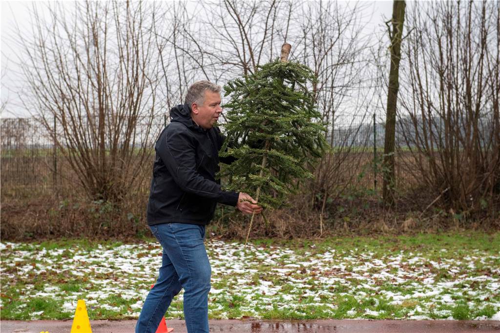 Zum ersten Mal fand in Sythen ein Wettbewerb im Weihnachtsbaum-Werfen statt. Das ist wahrlich nicht nur ein "Sport" für Männer - und für Teilnehmer und Zuschauer ein großer Spaß.