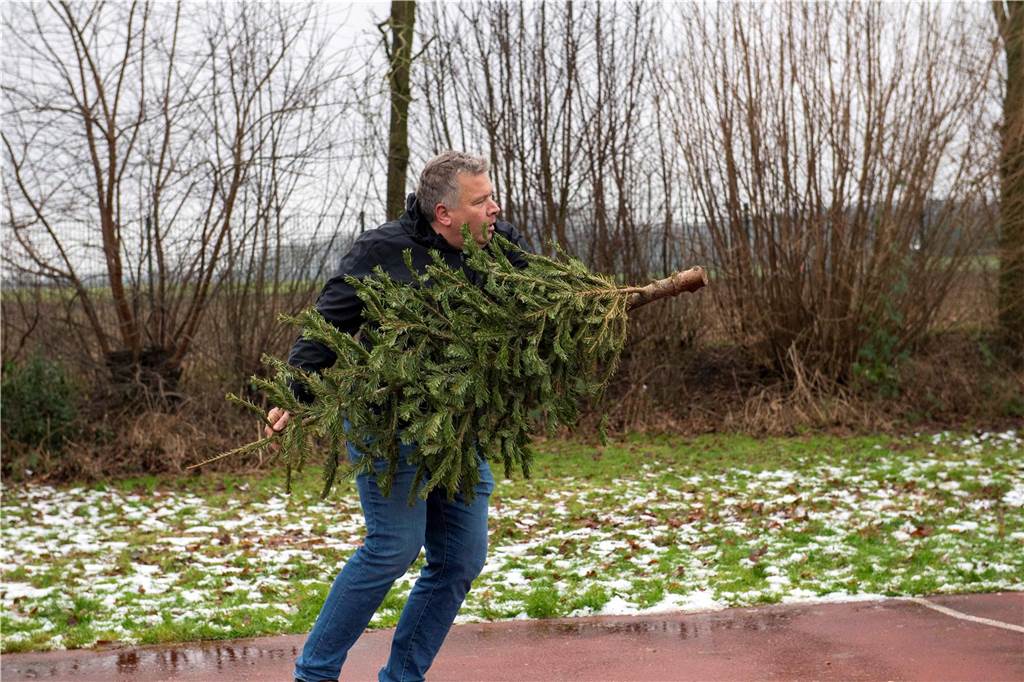 Zum ersten Mal fand in Sythen ein Wettbewerb im Weihnachtsbaum-Werfen statt. Das ist wahrlich nicht nur ein "Sport" für Männer - und für Teilnehmer und Zuschauer ein großer Spaß.