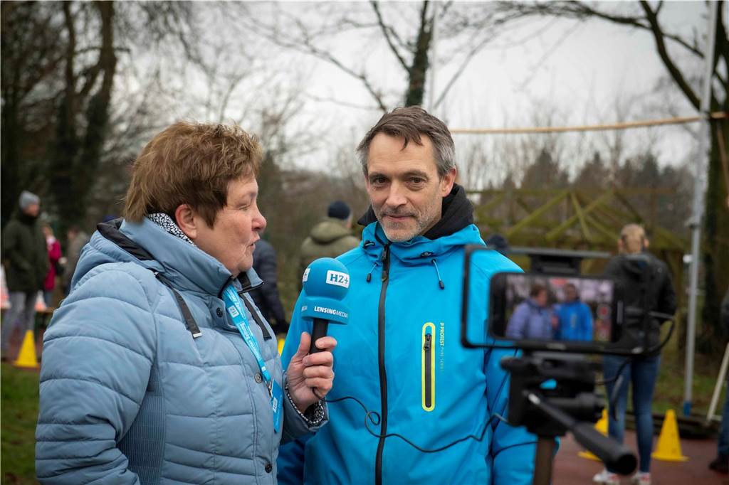 Zum ersten Mal fand in Sythen ein Wettbewerb im Weihnachtsbaum-Werfen statt. Das ist wahrlich nicht nur ein "Sport" für Männer - und für Teilnehmer und Zuschauer ein großer Spaß.