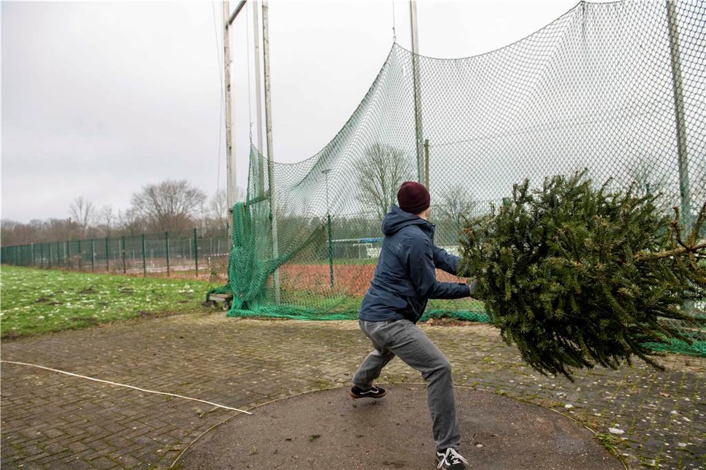 Zum ersten Mal fand in Sythen ein Wettbewerb im Weihnachtsbaum-Werfen statt. Das ist wahrlich nicht nur ein "Sport" für Männer - und für Teilnehmer und Zuschauer ein großer Spaß.