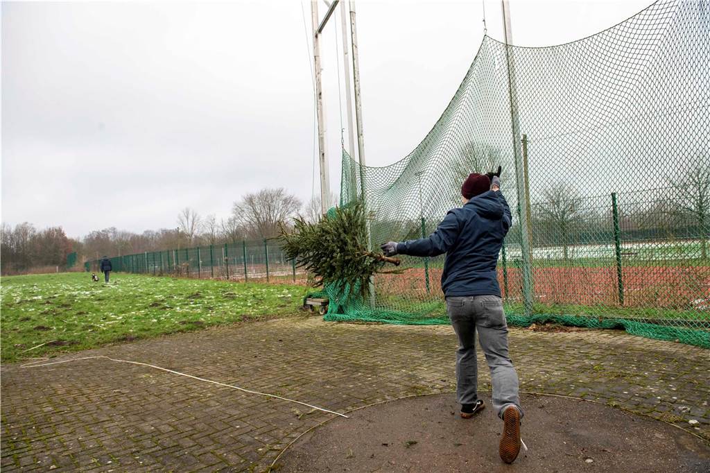 Zum ersten Mal fand in Sythen ein Wettbewerb im Weihnachtsbaum-Werfen statt. Das ist wahrlich nicht nur ein "Sport" für Männer - und für Teilnehmer und Zuschauer ein großer Spaß.