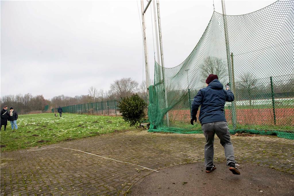 Zum ersten Mal fand in Sythen ein Wettbewerb im Weihnachtsbaum-Werfen statt. Das ist wahrlich nicht nur ein "Sport" für Männer - und für Teilnehmer und Zuschauer ein großer Spaß.