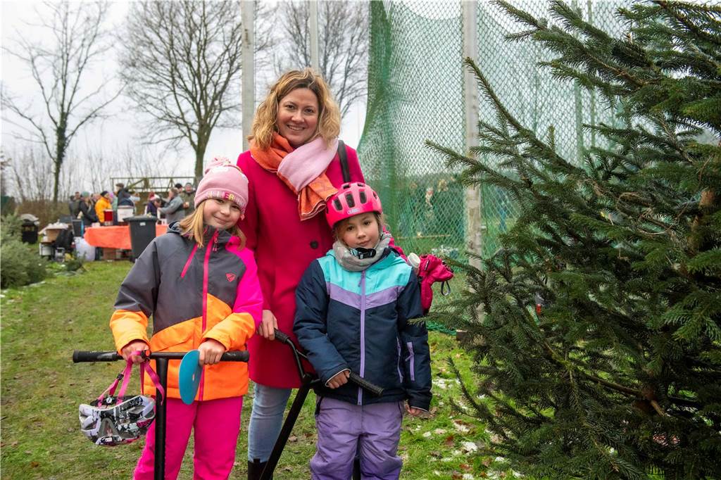Zum ersten Mal fand in Sythen ein Wettbewerb im Weihnachtsbaum-Werfen statt. Das ist wahrlich nicht nur ein "Sport" für Männer - und für Teilnehmer und Zuschauer ein großer Spaß.