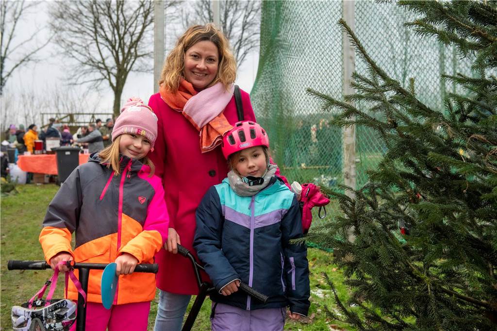 Zum ersten Mal fand in Sythen ein Wettbewerb im Weihnachtsbaum-Werfen statt. Das ist wahrlich nicht nur ein "Sport" für Männer - und für Teilnehmer und Zuschauer ein großer Spaß.