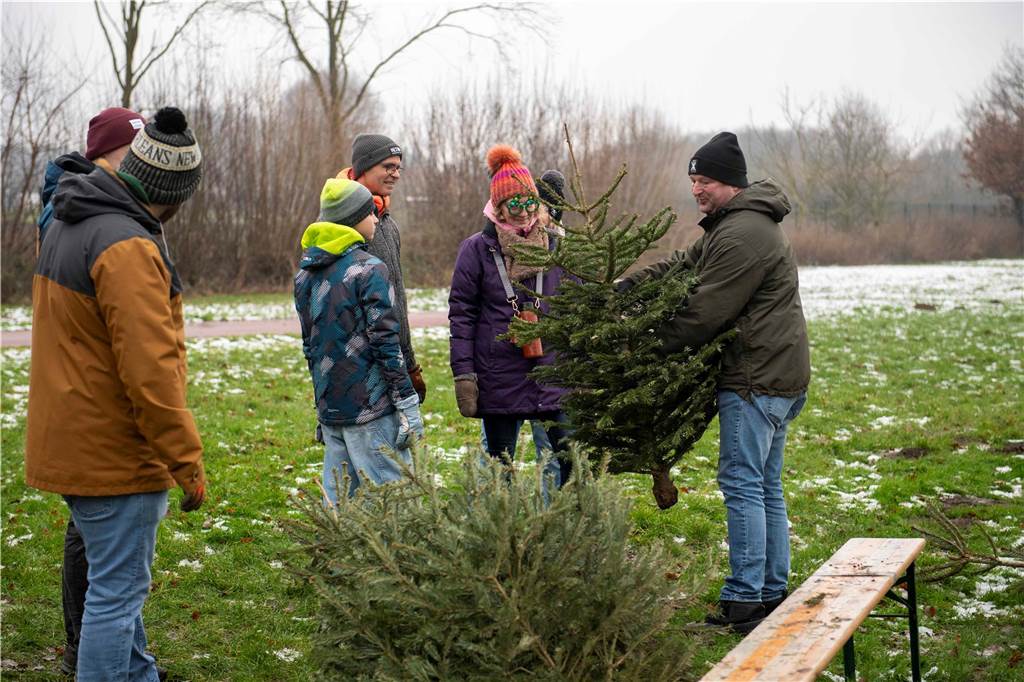 Zum ersten Mal fand in Sythen ein Wettbewerb im Weihnachtsbaum-Werfen statt. Das ist wahrlich nicht nur ein "Sport" für Männer - und für Teilnehmer und Zuschauer ein großer Spaß.
