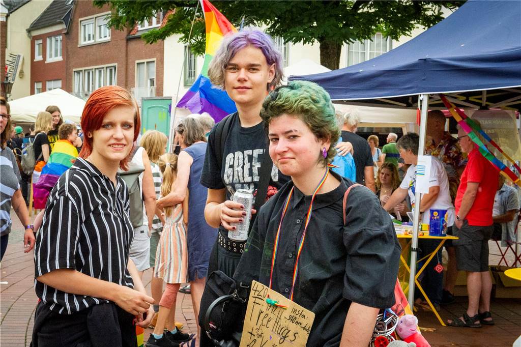 Zum ersten Mal hat der Christopher-Street-Day in Haltern stattgefunden. Das bunte Event hat den Marktplatz gut gefüllt.