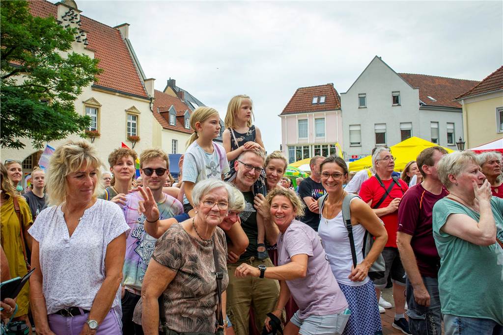 Zum ersten Mal hat der Christopher-Street-Day in Haltern stattgefunden. Das bunte Event hat den Marktplatz gut gefüllt.