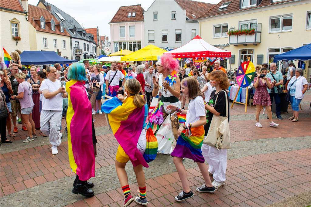 Zum ersten Mal hat der Christopher-Street-Day in Haltern stattgefunden. Das bunte Event hat den Marktplatz gut gefüllt.