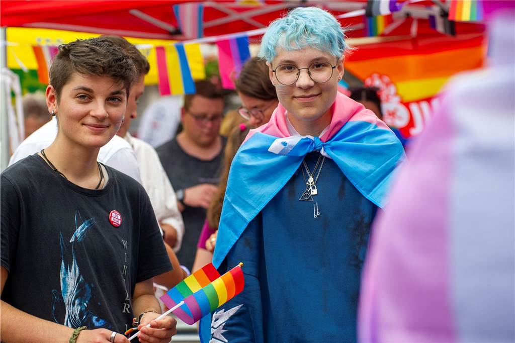 Zum ersten Mal hat der Christopher-Street-Day in Haltern stattgefunden. Das bunte Event hat den Marktplatz gut gefüllt.