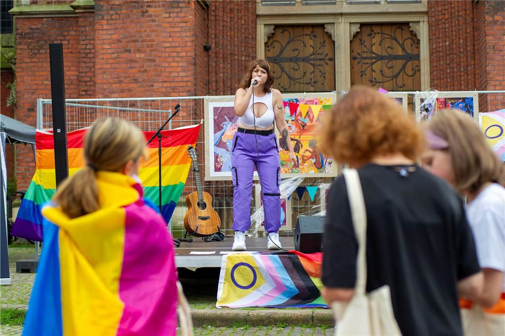 Zum ersten Mal hat der Christopher-Street-Day in Haltern stattgefunden. Das bunte Event hat den Marktplatz gut gefüllt.