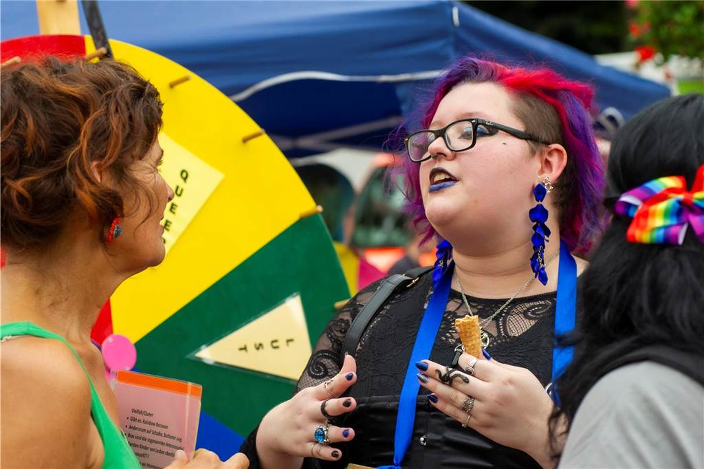 Zum ersten Mal hat der Christopher-Street-Day in Haltern stattgefunden. Das bunte Event hat den Marktplatz gut gefüllt.