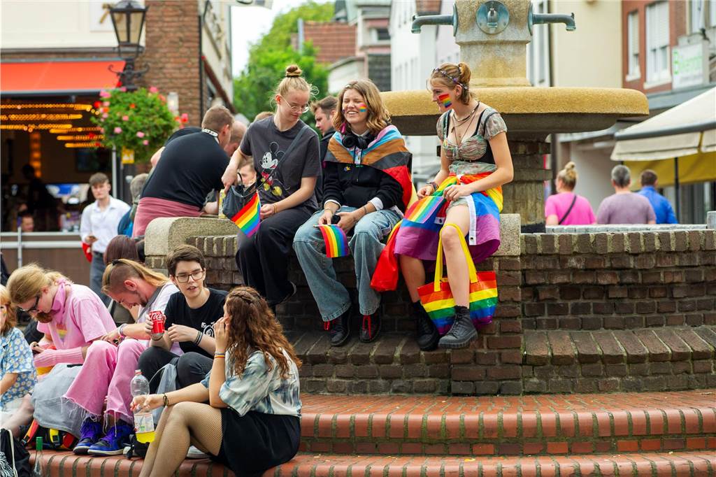 Zum ersten Mal hat der Christopher-Street-Day in Haltern stattgefunden. Das bunte Event hat den Marktplatz gut gefüllt.