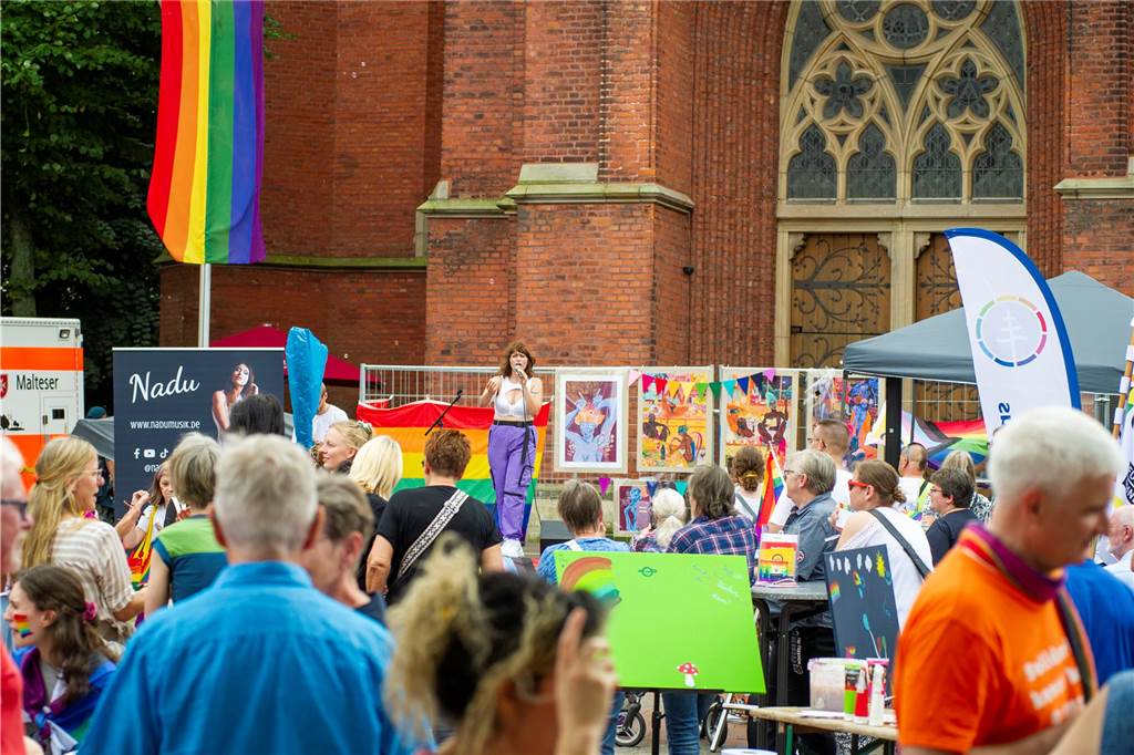 Zum ersten Mal hat der Christopher-Street-Day in Haltern stattgefunden. Das bunte Event hat den Marktplatz gut gefüllt.